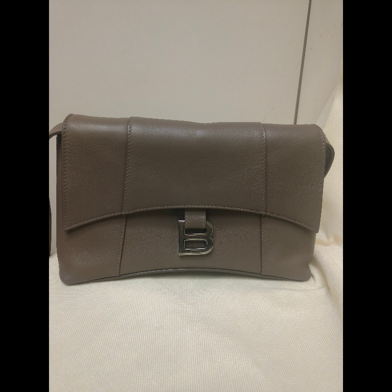 【8成新】㊣✨BALENCIAGA✨巴黎世家 奶茶色 沙漏包 小牛皮 肩背包 腋下包 斜背包 手拿包/二手包/二手精品/保證正品🌳二手樹屋🌳-1