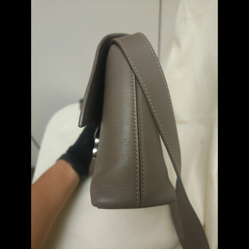 【8成新】㊣✨BALENCIAGA✨巴黎世家 奶茶色 沙漏包 小牛皮 肩背包 腋下包 斜背包 手拿包/二手包/二手精品/保證正品🌳二手樹屋🌳-2