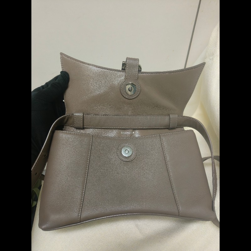 【8成新】㊣✨BALENCIAGA✨巴黎世家 奶茶色 沙漏包 小牛皮 肩背包 腋下包 斜背包 手拿包/二手包/二手精品/保證正品🌳二手樹屋🌳-33