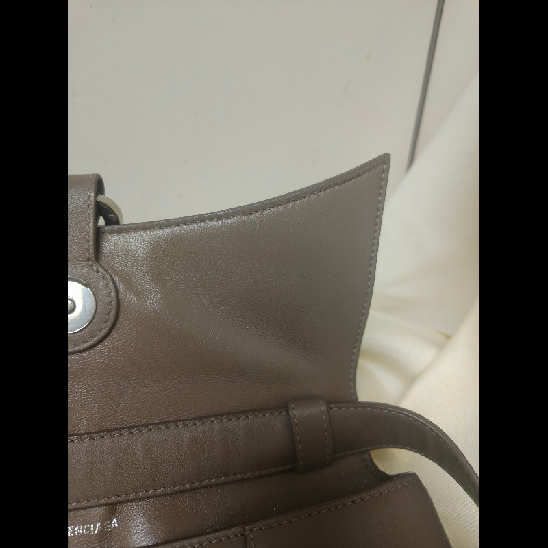 【8成新】㊣✨BALENCIAGA✨巴黎世家 奶茶色 沙漏包 小牛皮 肩背包 腋下包 斜背包 手拿包/二手包/二手精品/保證正品🌳二手樹屋🌳-35