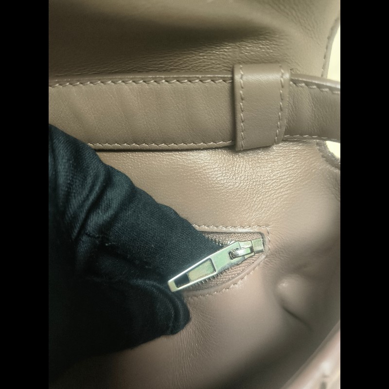 【8成新】㊣✨BALENCIAGA✨巴黎世家 奶茶色 沙漏包 小牛皮 肩背包 腋下包 斜背包 手拿包/二手包/二手精品/保證正品🌳二手樹屋🌳-47