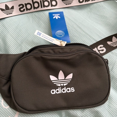 adidas 腰包 可以斜背