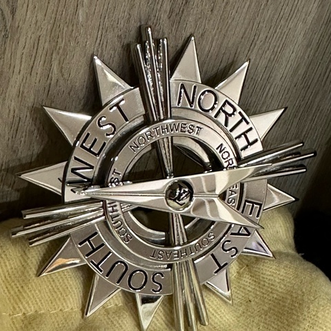 Louis Vuitton全新正品胸針-西裝/毛衣/外套(指南針設計)-購買前請先私訊看細節圖-原價32800元