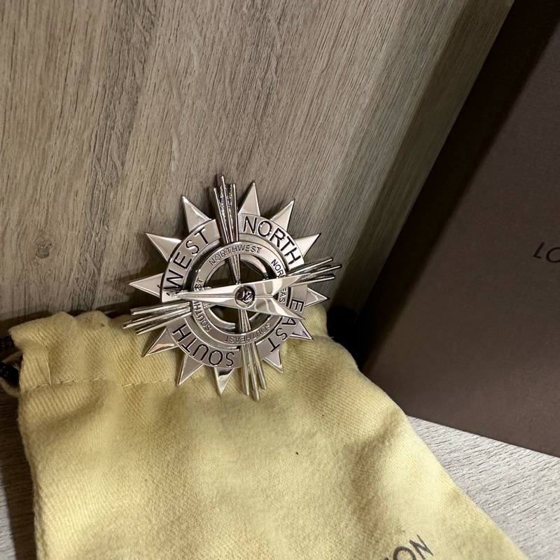Louis Vuitton全新正品胸針-西裝/毛衣/外套(指南針設計)-購買前請先私訊看細節圖-原價32800元-1