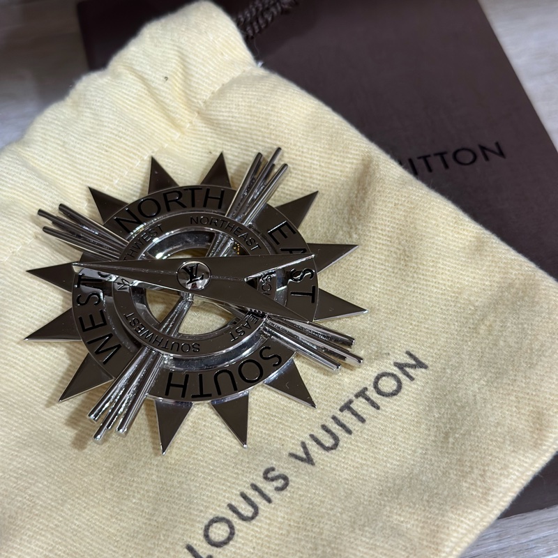 Louis Vuitton全新正品胸針-西裝/毛衣/外套(指南針設計)-購買前請先私訊看細節圖-原價32800元-3