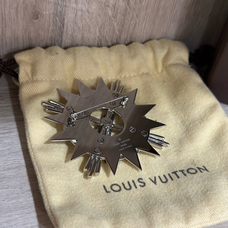 Louis Vuitton全新正品胸針-西裝/毛衣/外套(指南針設計)-購買前請先私訊看細節圖-原價32800元-5