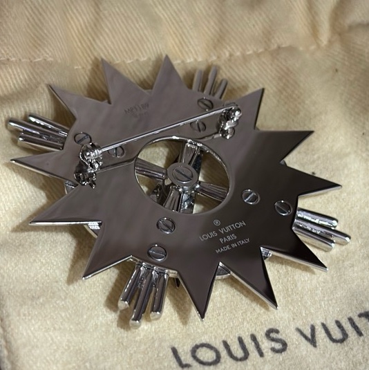 Louis Vuitton全新正品胸針-西裝/毛衣/外套(指南針設計)-購買前請先私訊看細節圖-原價32800元-10