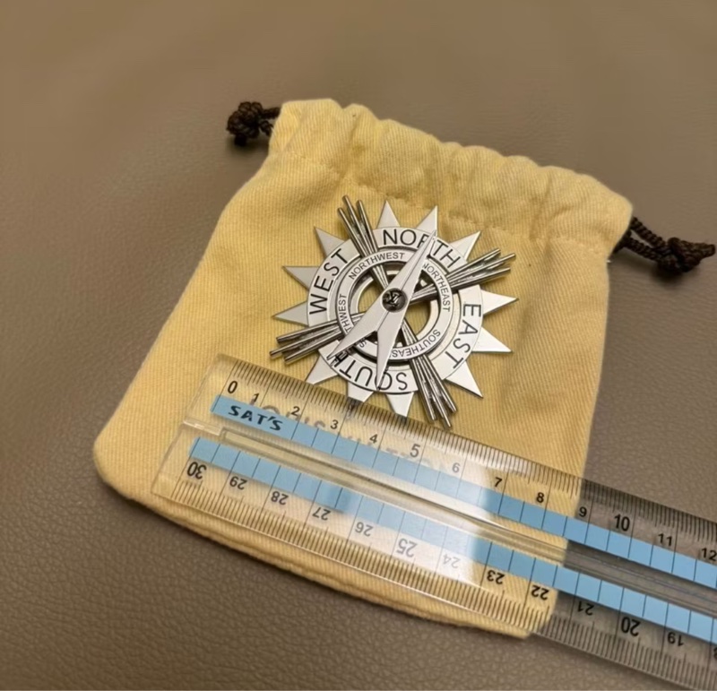 Louis Vuitton全新正品胸針-西裝/毛衣/外套(指南針設計)-購買前請先私訊看細節圖-原價32800元-11