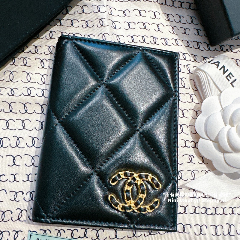 甜售!全新全配_ Chanel香奈兒_ 皮穿鏈logo菱格護照夾-1
