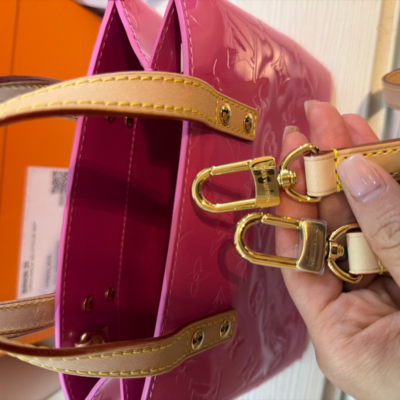 LV 粉紅漆皮斜背手拿兩用-3