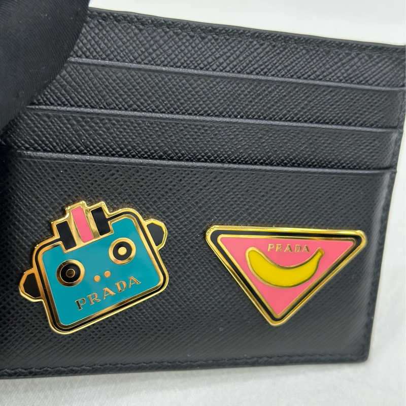 Prada普拉達黑色徽章卡包 尺寸10*8-7