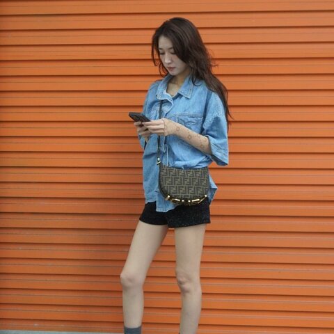 Fendi 展示品 Mini Graphy 復古金logo緹花布彎月二用包(8BS081-咖)