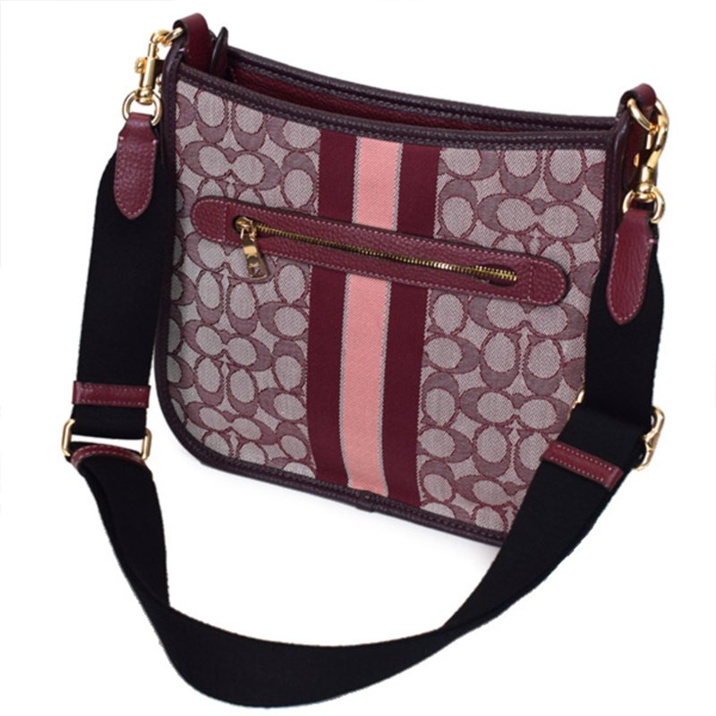 【COACH】圓標LOGO緹花拼皮革條紋斜背包-酒紅色-1