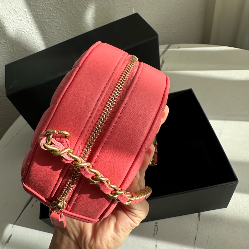 Chanel超甜超美的粉色圓餅包 還有金球的🥰🥰🥰-16