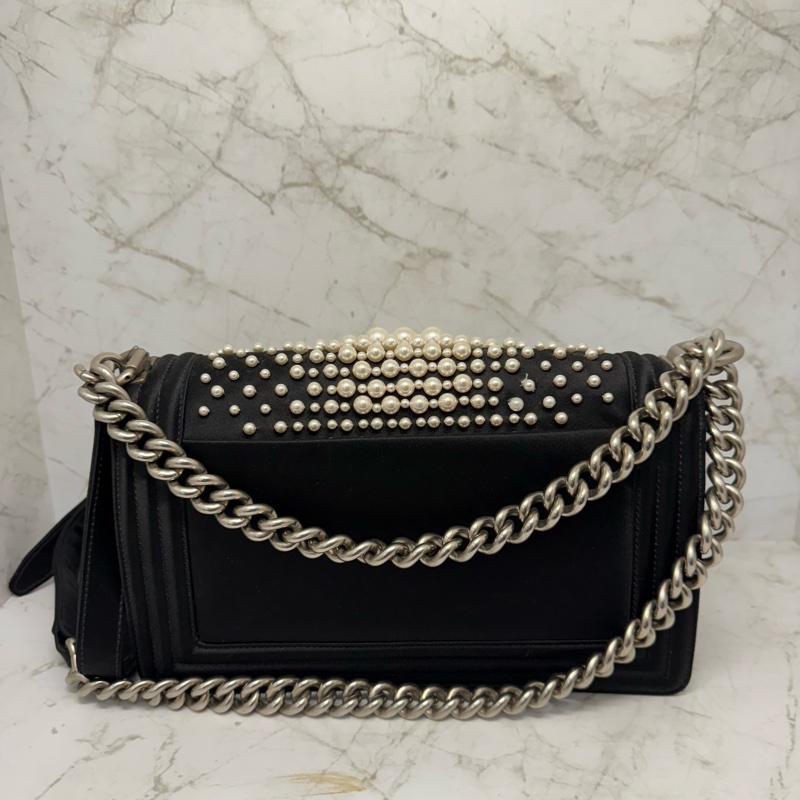 CHANEL 黑色絲綢面銀釦珍珠BOY 25CM/20-1
