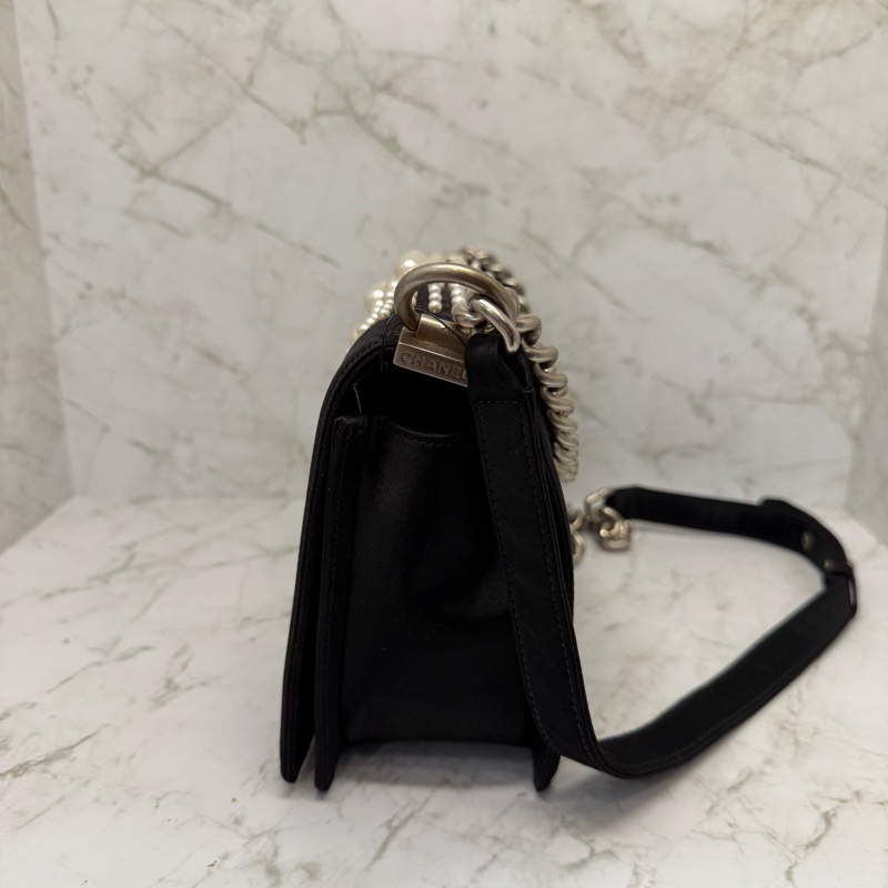 CHANEL 黑色絲綢面銀釦珍珠BOY 25CM/20-3
