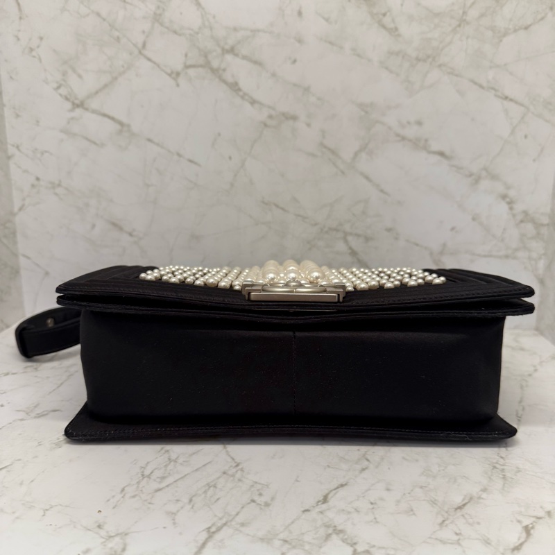 CHANEL 黑色絲綢面銀釦珍珠BOY 25CM/20-4