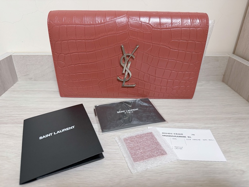 YSL SAINT LAURENT 壓紋手拿包 鮭魚粉色帶一點橘-0
