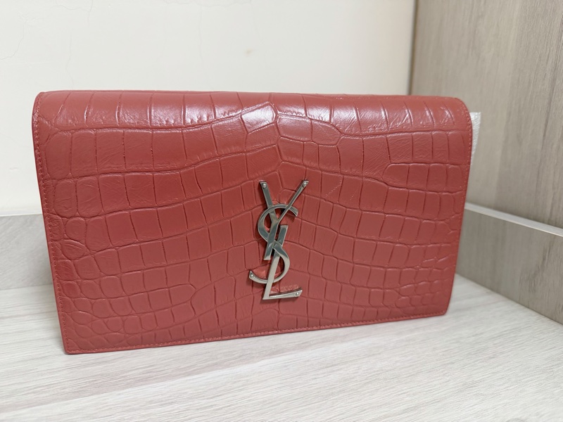 YSL SAINT LAURENT 壓紋手拿包 鮭魚粉色帶一點橘-1