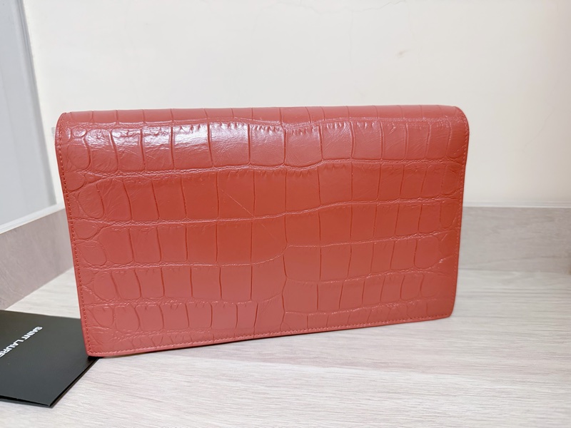 YSL SAINT LAURENT 壓紋手拿包 鮭魚粉色帶一點橘-2