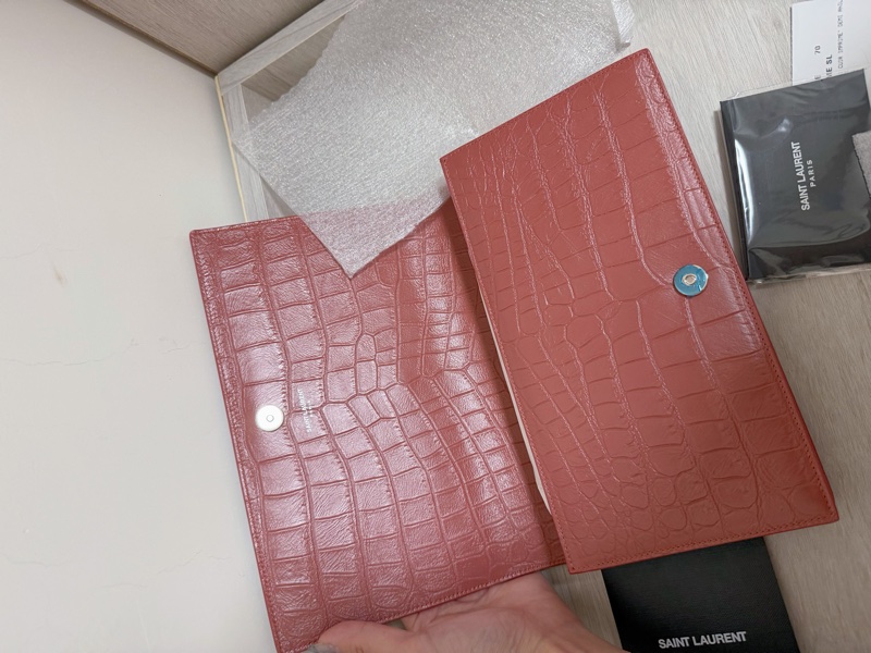 YSL SAINT LAURENT 壓紋手拿包 鮭魚粉色帶一點橘-3