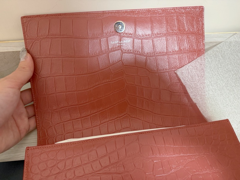 YSL SAINT LAURENT 壓紋手拿包 鮭魚粉色帶一點橘-4