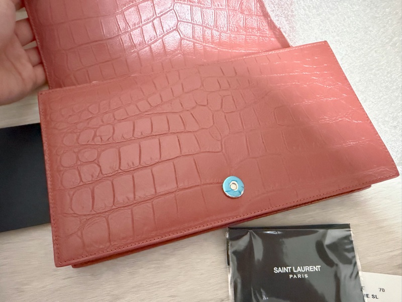 YSL SAINT LAURENT 壓紋手拿包 鮭魚粉色帶一點橘-5