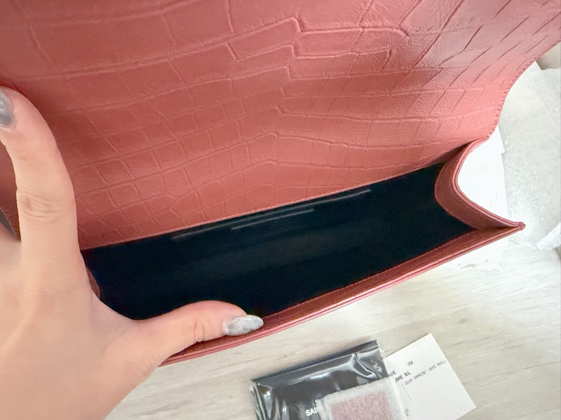 YSL SAINT LAURENT 壓紋手拿包 鮭魚粉色帶一點橘-6