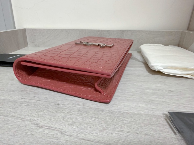 YSL SAINT LAURENT 壓紋手拿包 鮭魚粉色帶一點橘-7