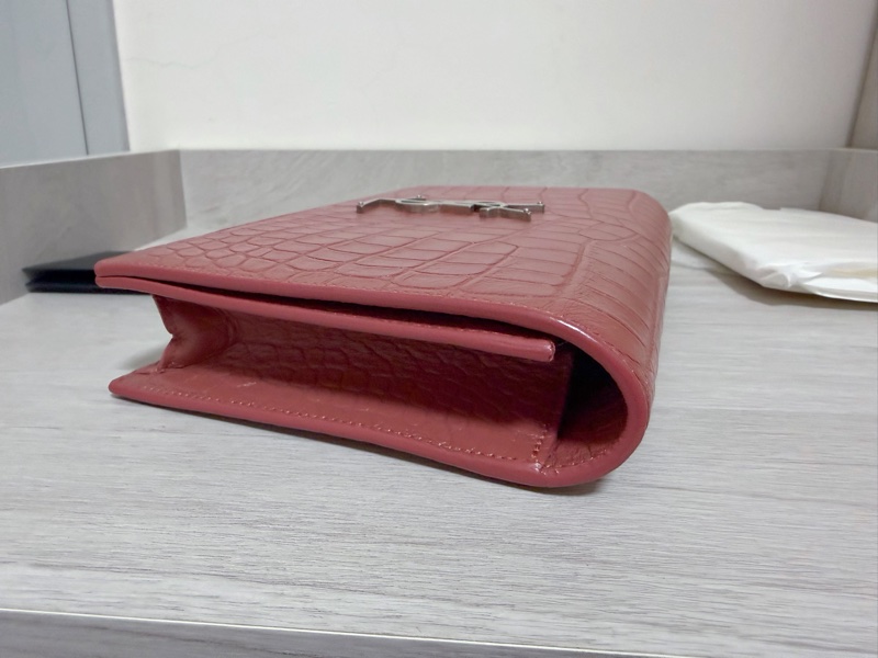 YSL SAINT LAURENT 壓紋手拿包 鮭魚粉色帶一點橘-9