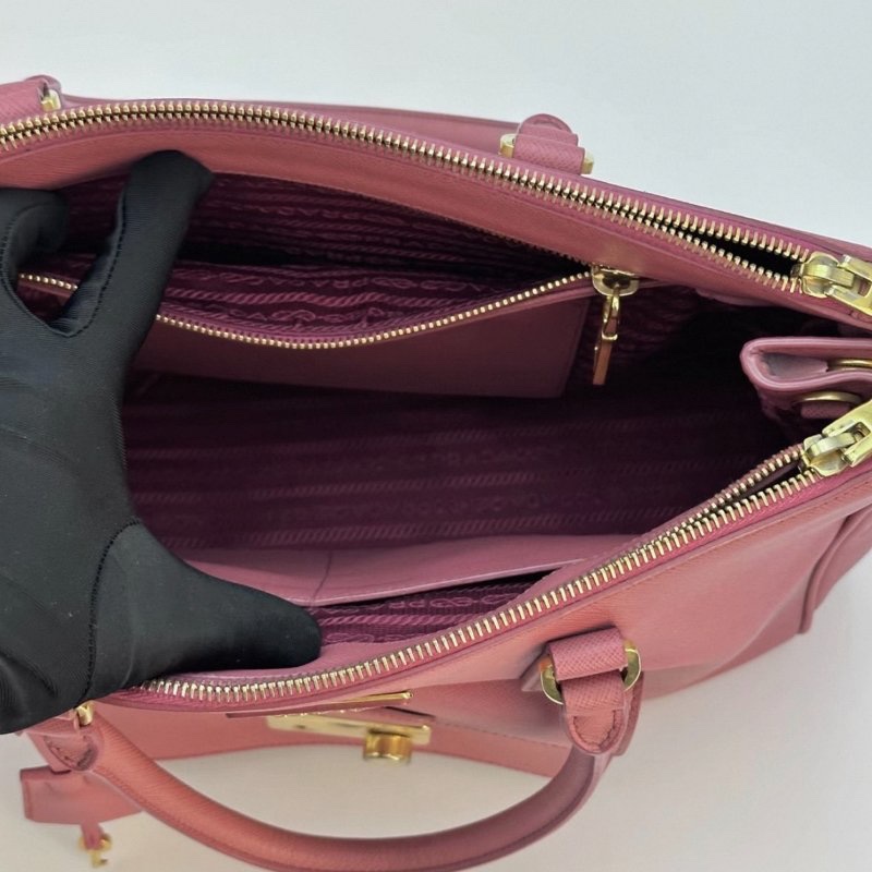 PRADA 粉色十字紋牛皮殺手包 34*22*15 98新-1