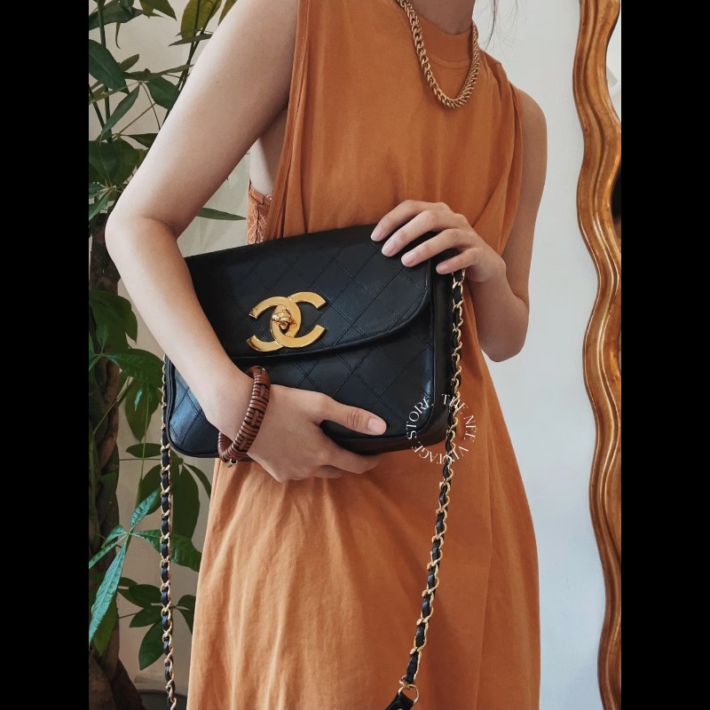 Chanel Classic Double Flap Jumbo 黑色小羊皮肩背包-2