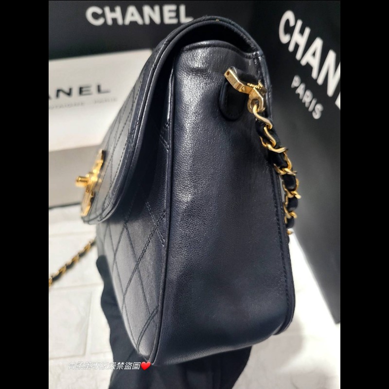 Chanel Classic Double Flap Jumbo 黑色小羊皮肩背包-9