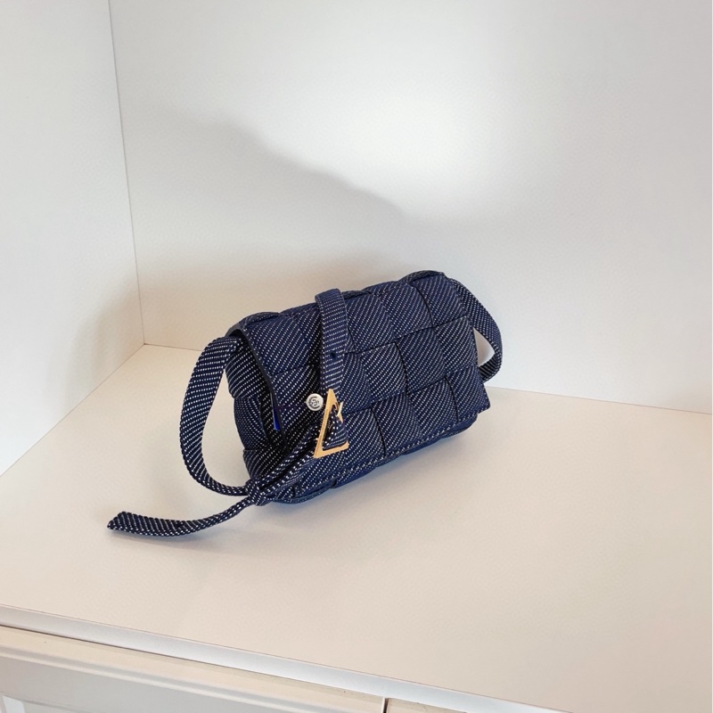【99新🆕】BV Cassette 15格編織泡芙枕頭包 深藍色磨毛牛仔白波點 斜挎包 單肩包-1