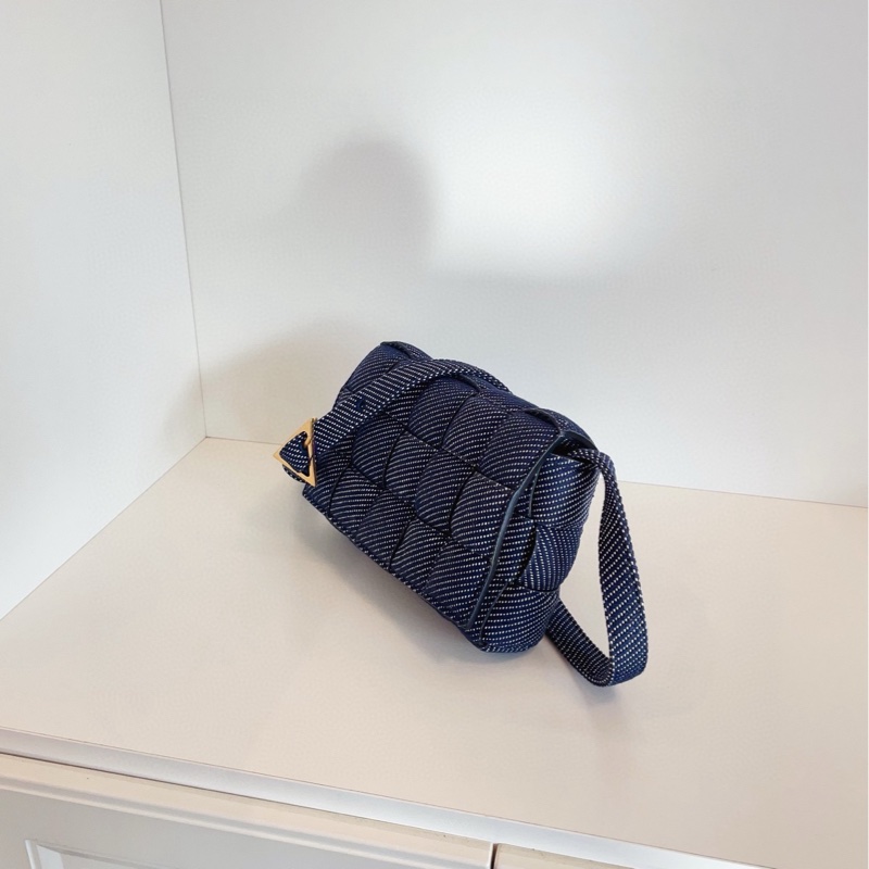 【99新🆕】BV Cassette 15格編織泡芙枕頭包 深藍色磨毛牛仔白波點 斜挎包 單肩包-4