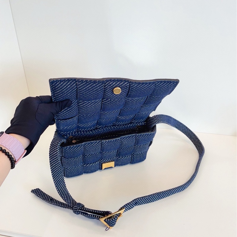 【99新🆕】BV Cassette 15格編織泡芙枕頭包 深藍色磨毛牛仔白波點 斜挎包 單肩包-7