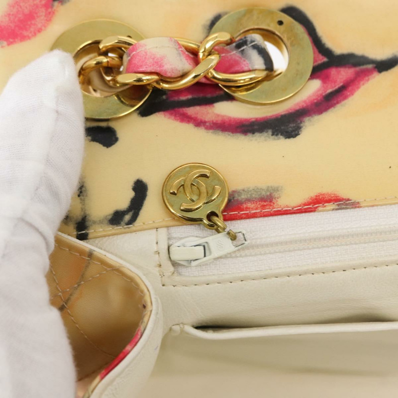 【日本直送】香奈兒 Matelasse 34 鏈條肩背包，乙烯基塗層，米色，金色雙C標誌，貨號 145579V-24