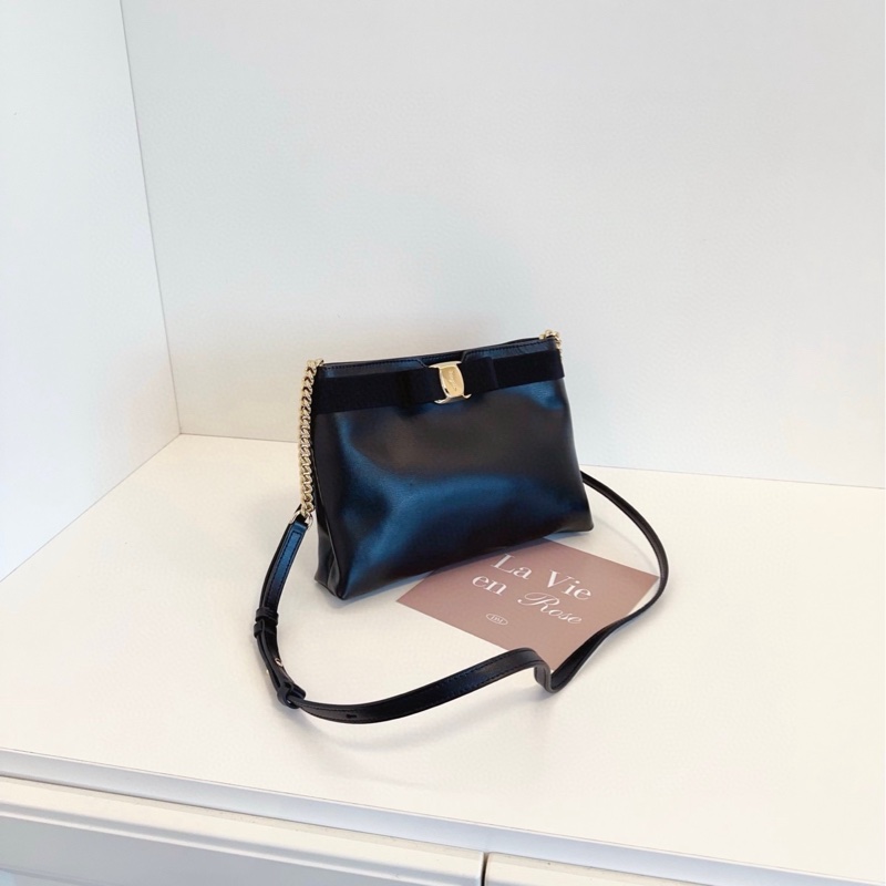 【99新🆕】Ferragamo 黑金牛皮蝴蝶結 斜挎鏈條包 經典辨識度設計 斜挎包 單肩包-1