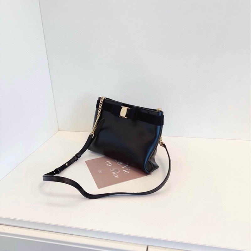 【99新🆕】Ferragamo 黑金牛皮蝴蝶結 斜挎鏈條包 經典辨識度設計 斜挎包 單肩包-2