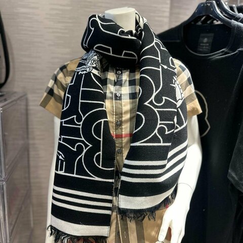 💎Han's house精品服飾💎BURBERRY TB 戰馬 圍巾 188x33cm