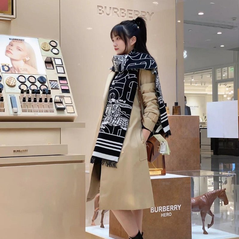💎Han's house精品服飾💎BURBERRY TB 戰馬 圍巾 188x33cm-2
