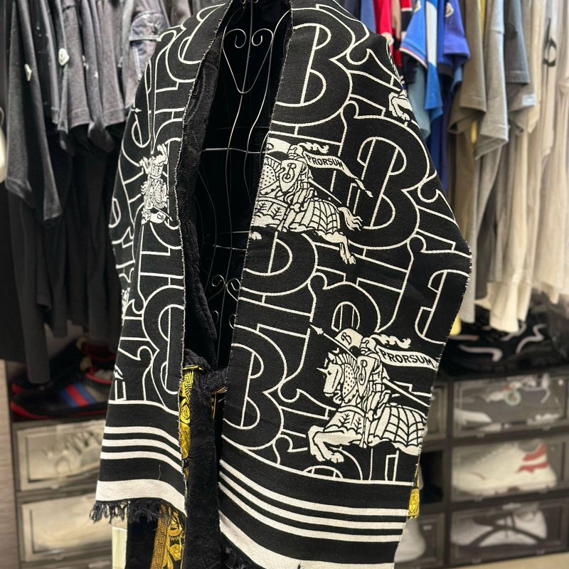 💎Han's house精品服飾💎BURBERRY TB 戰馬 圍巾 188x33cm-6