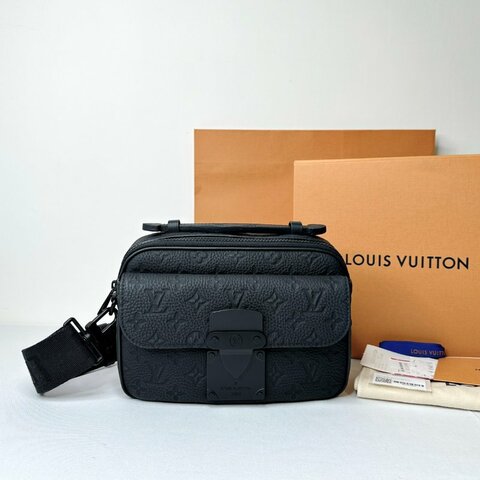 LV 全新S Lock牛皮壓花郵差包