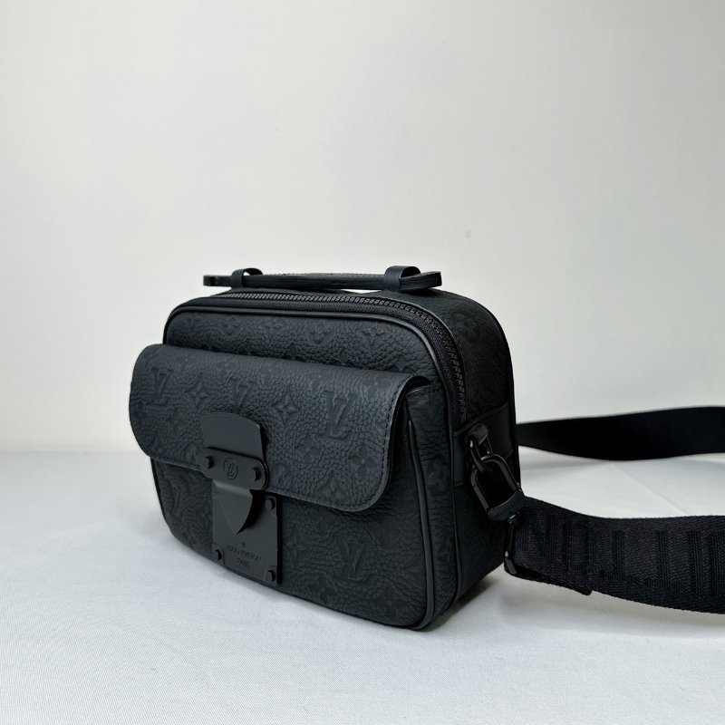 LV 全新S Lock牛皮壓花郵差包-2