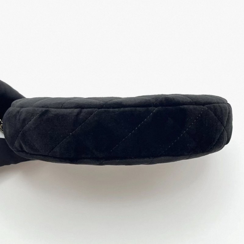 CHANEL 24vic黑金水鑽雙C絲絨鏈條月牙包 17*10*3.5 99新配件塵袋-3