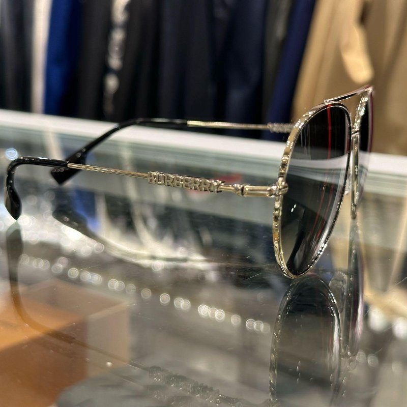 💎Han's house精品服飾💎BURBERRY 立體字母 LOGO 墨鏡 太陽眼鏡 現貨-4