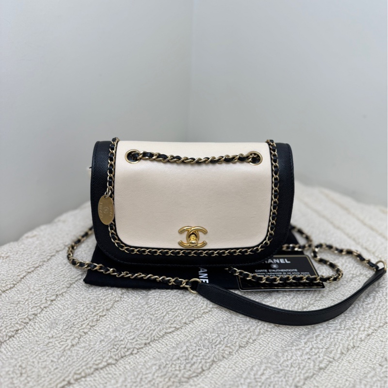 【閒置❤️】 CHANEL 米色拼黑色郵差包鏈條包  斜挎包 單肩包-1