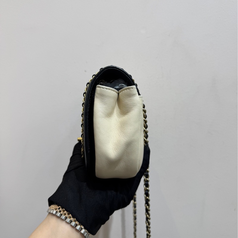 【閒置❤️】 CHANEL 米色拼黑色郵差包鏈條包  斜挎包 單肩包-5
