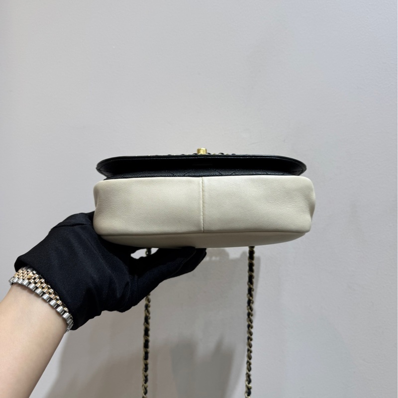 【閒置❤️】 CHANEL 米色拼黑色郵差包鏈條包  斜挎包 單肩包-6