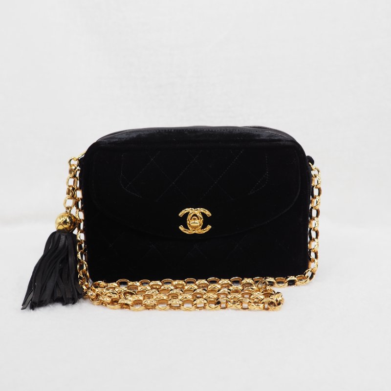CHANEL 黑色金扣絲絨面相機包-1